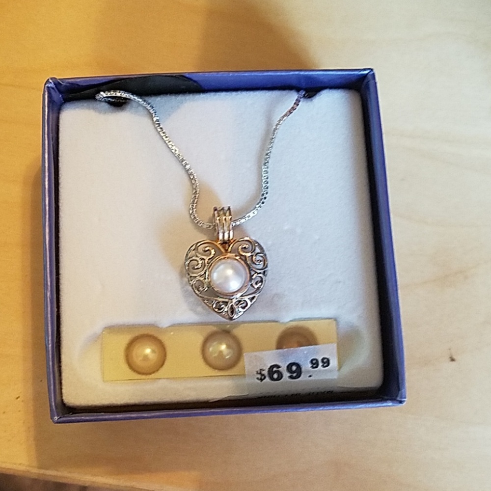 NWT interchangeable pearl heart necklacd